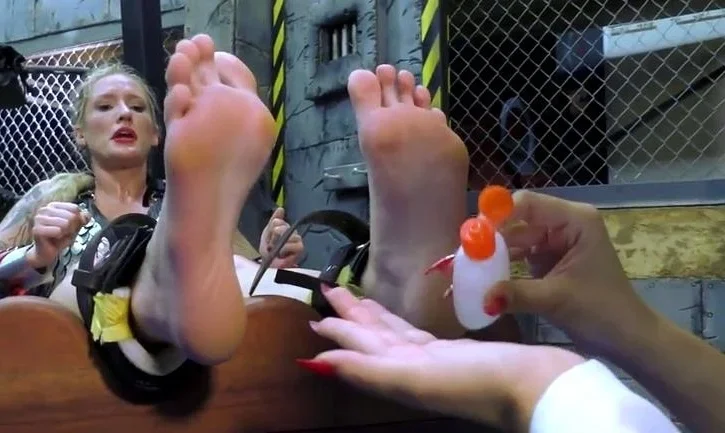 Classy blonde enjoys foot fetish