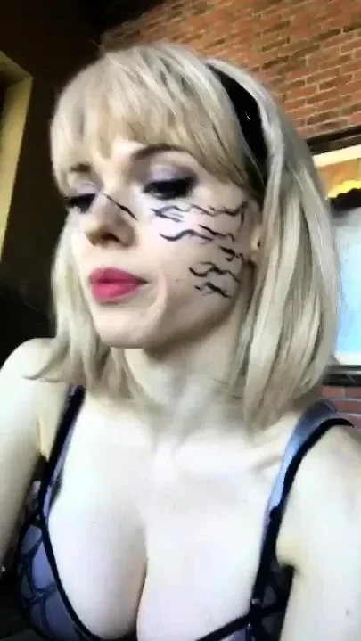Amateur blonde babe masturbates on cam