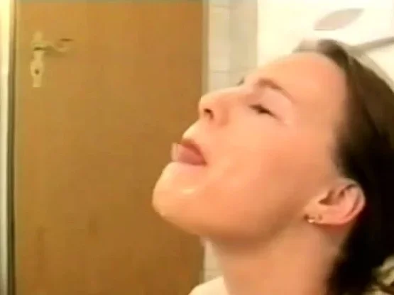Sie laesst sich ins Gesicht spritzen