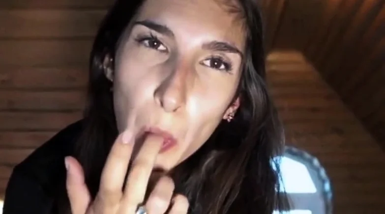 Una joven y bonita muy sometida
