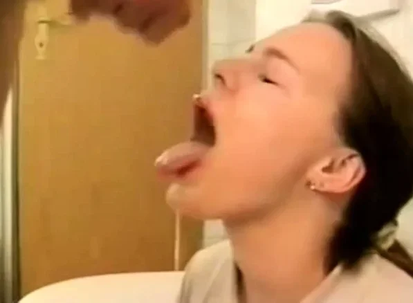 Sie laesst sich ins Gesicht spritzen