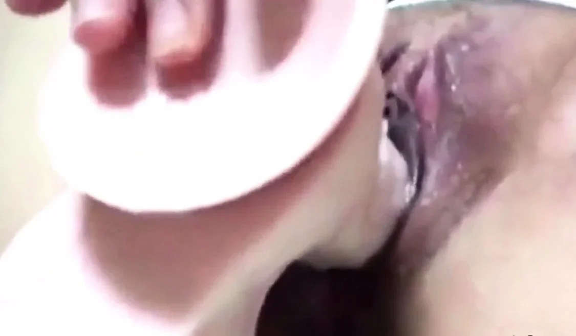 Asuka's pussy drenching the dildo