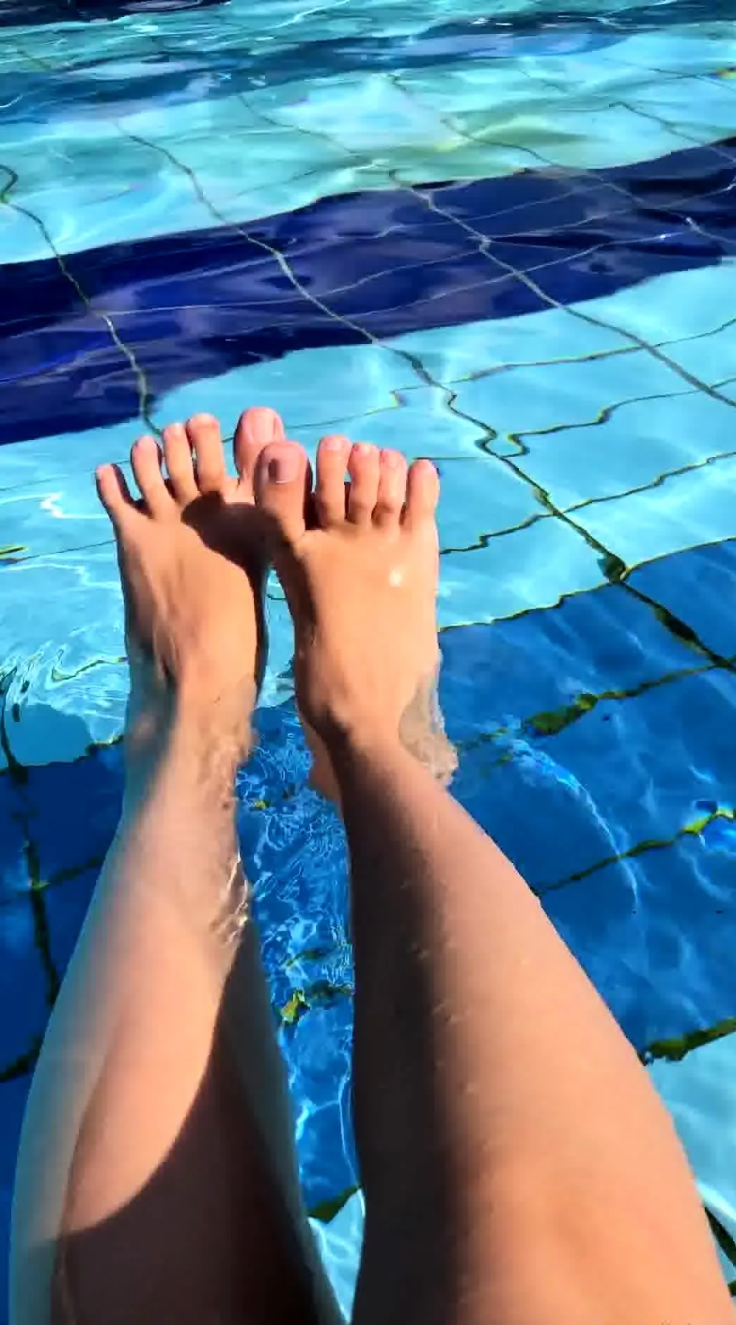 Amateur Foot Fetish Girlfriend Sucks and gives a Footjob