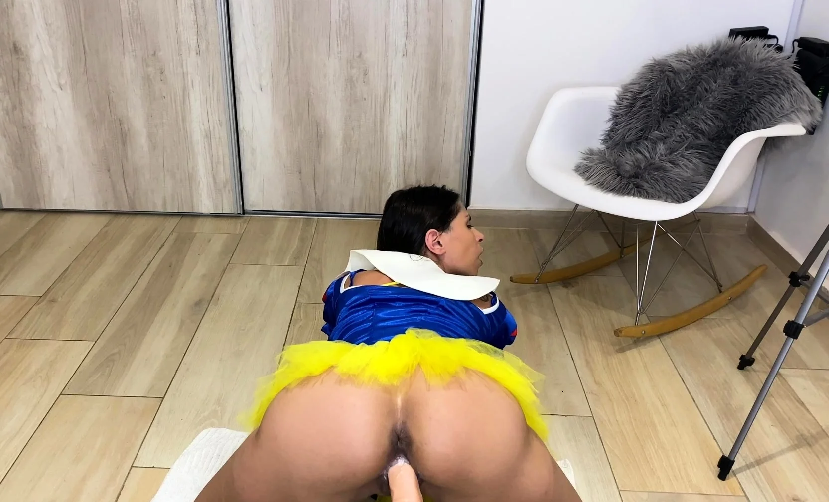 Natural brunette solo toying