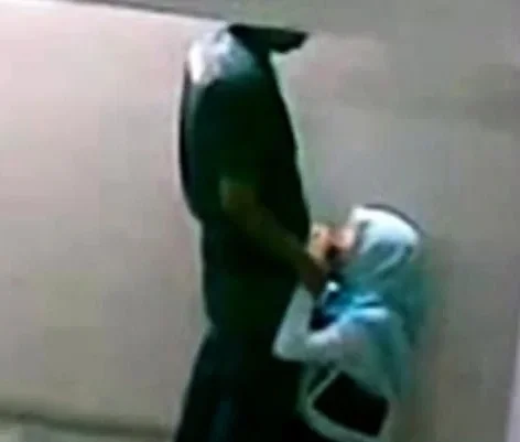 malay-skodeng awek tudung hijab kat tangga