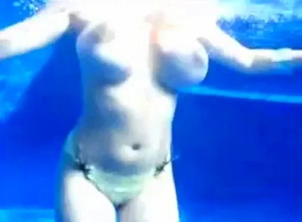 saggy hanger bouncing Underwater