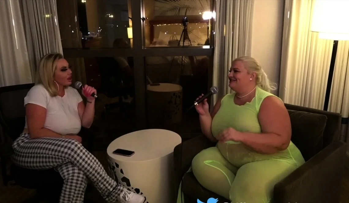 Fat blonde mature masturbates pink pussy