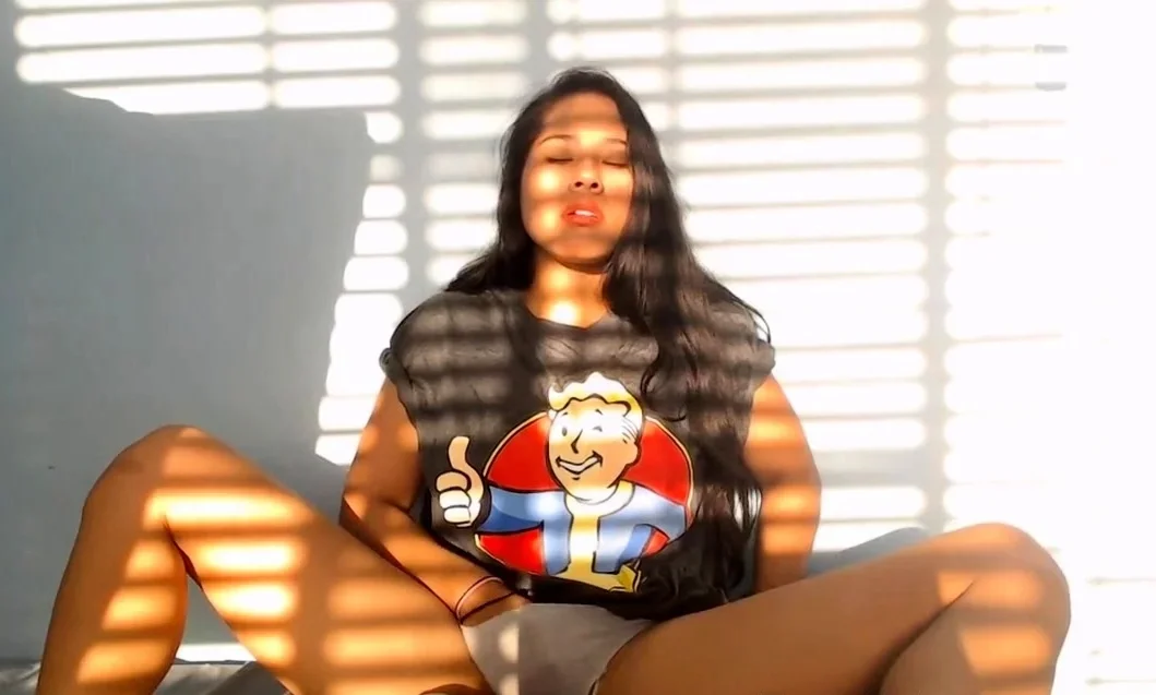 Asian Teen Gamer Masturbates to Orgasm on Webcam