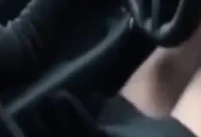 Elle se fait jouir en conduisant