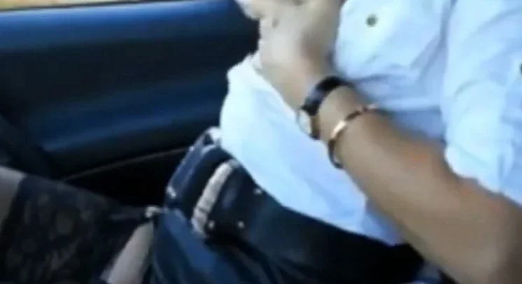 elle se montre dans sa voiture