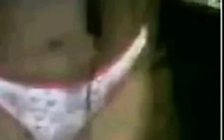 Slut Mature Show her hot Pussy 2