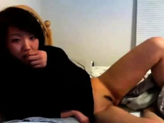 Asian hot babe masturbates for the cam