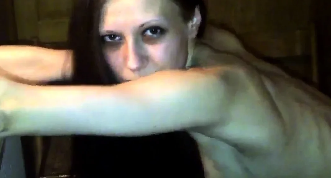 Russian amateurs gangbang at home