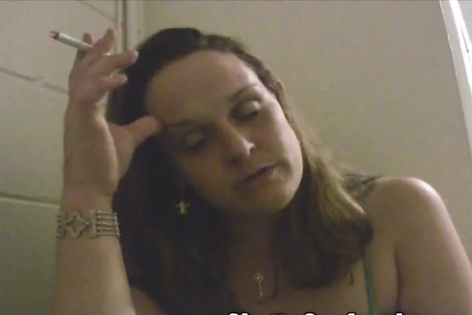 Curvaceous whore flaunts her body and sends her lips pleasing a dick