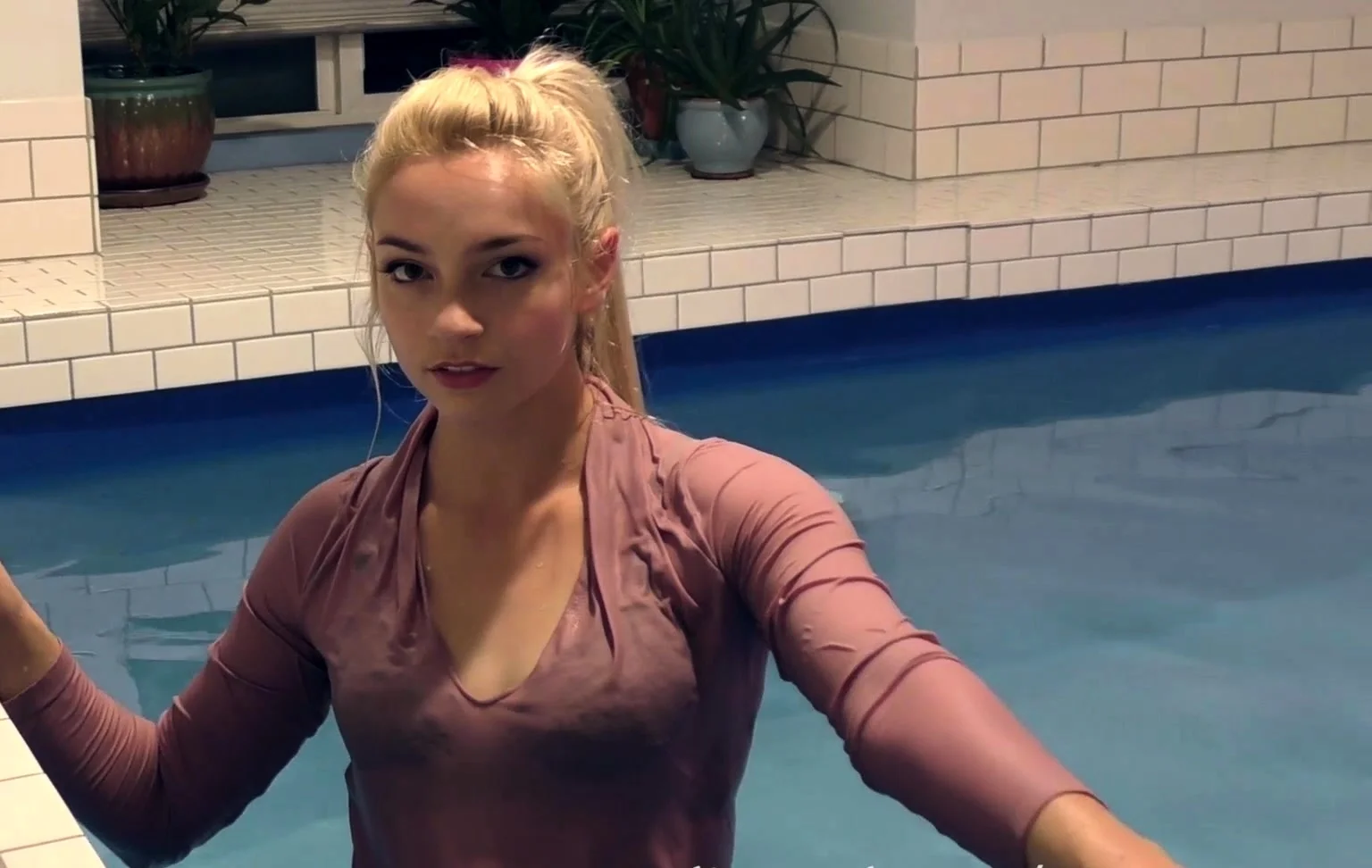 Blonde teen in solo action with her pussy