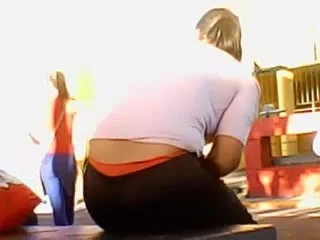 Calcinha coroa aparecendo sentada no ponto
