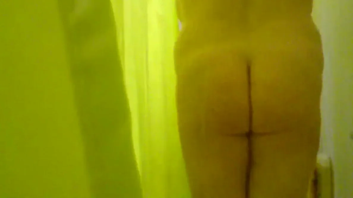 ma femme sous la douche mais que fait-elle?