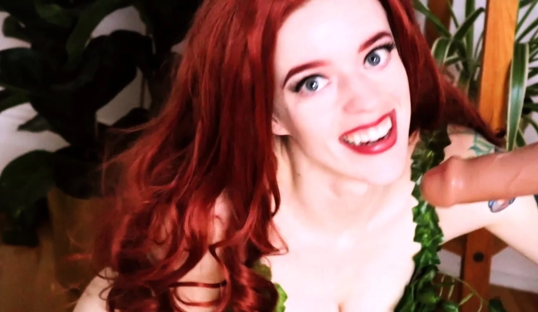 Sexy redhead live toys masturbation on webcam