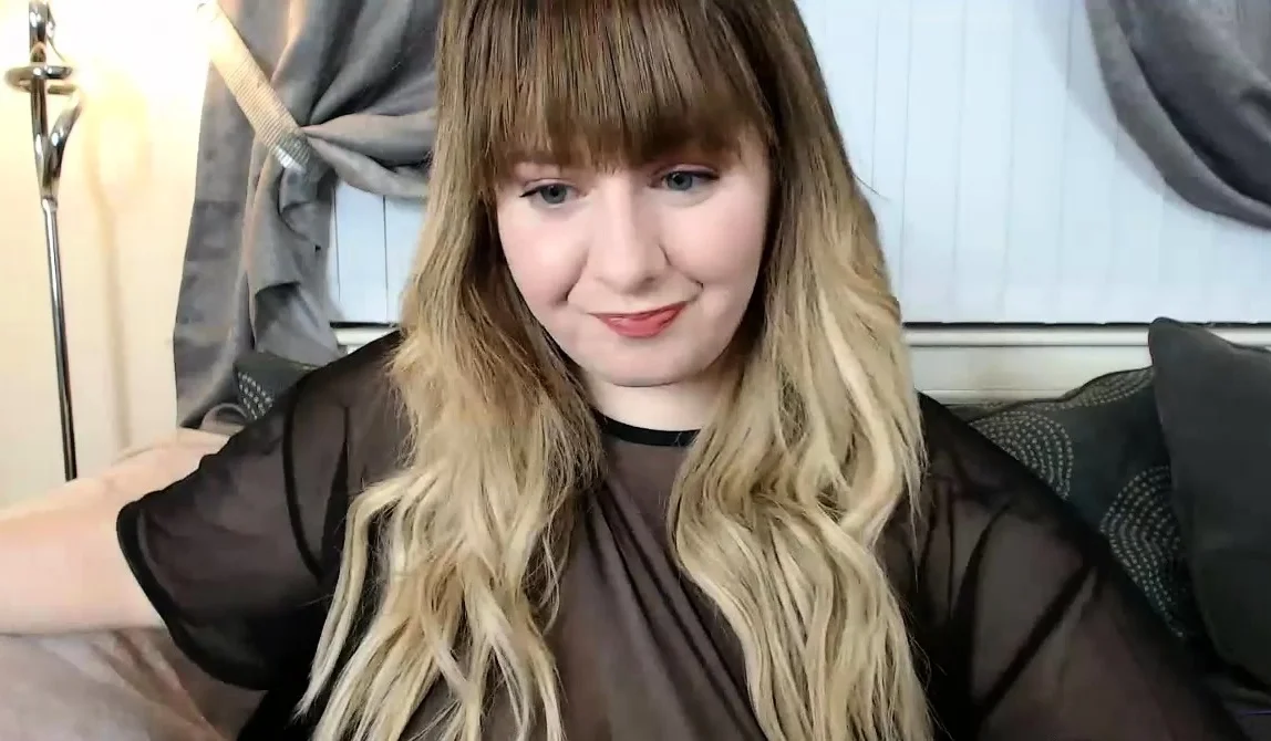 Mature BBW solo posing on webcam