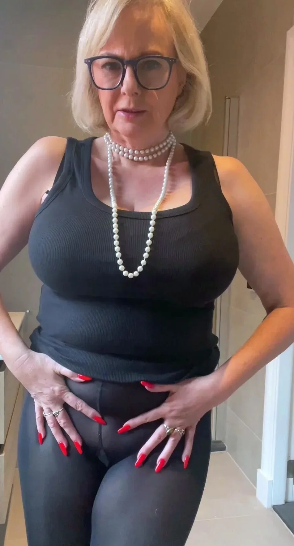 Mature blonde granny loves to masturbate her puss
