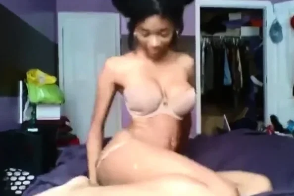 Webcam teen toying her sweet pink pussy
