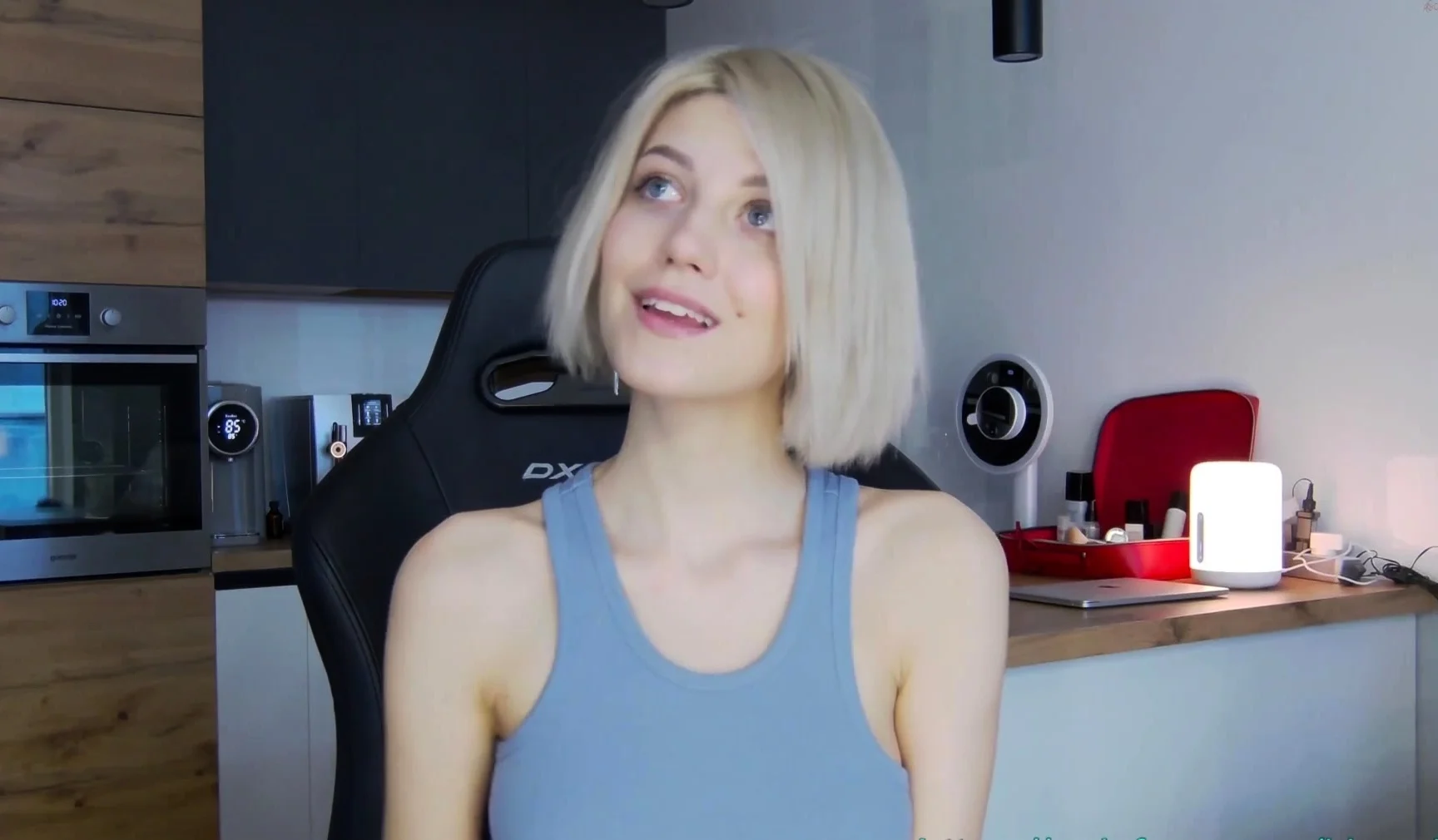 Amateur Webcam Cute Teen Plays Solo with Big Dildo