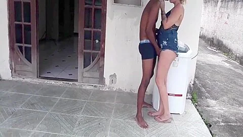 Tava Lavando A Roupa Qdo Meu Marido Resolve Comer Minha Buceta. Completo No Red. 7 Min