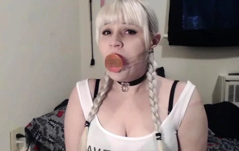 Blonde solo jerking off
