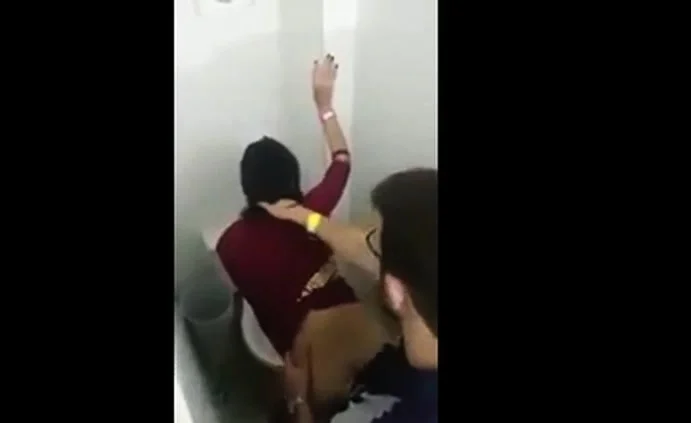 Novinha fudendo no baheiro
