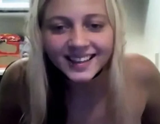 Amateur blonde hot showing body (NO SOUND)