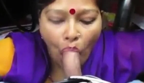 Desi aunty giving blowjob and deepthroat drank cum