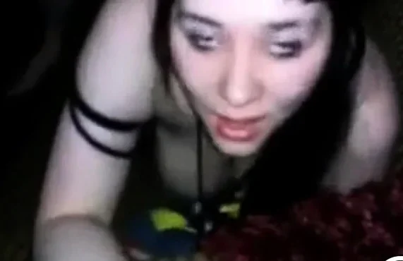 Amature girl in threesome
