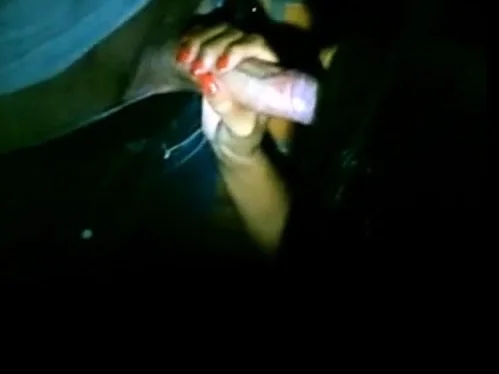 Corno filmando esposa chupando o pau de outro na balada