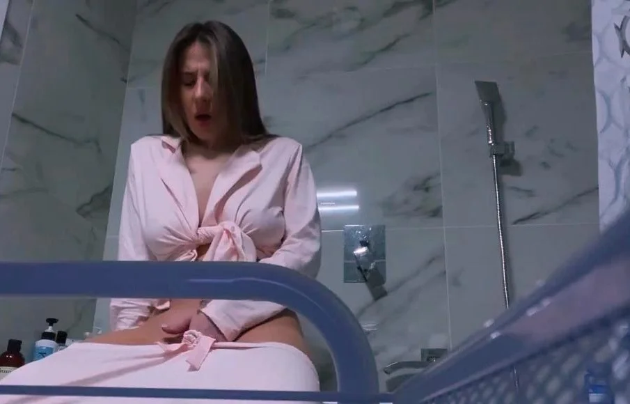 Teen babe secretly masturbates on webcam in bathroom.
