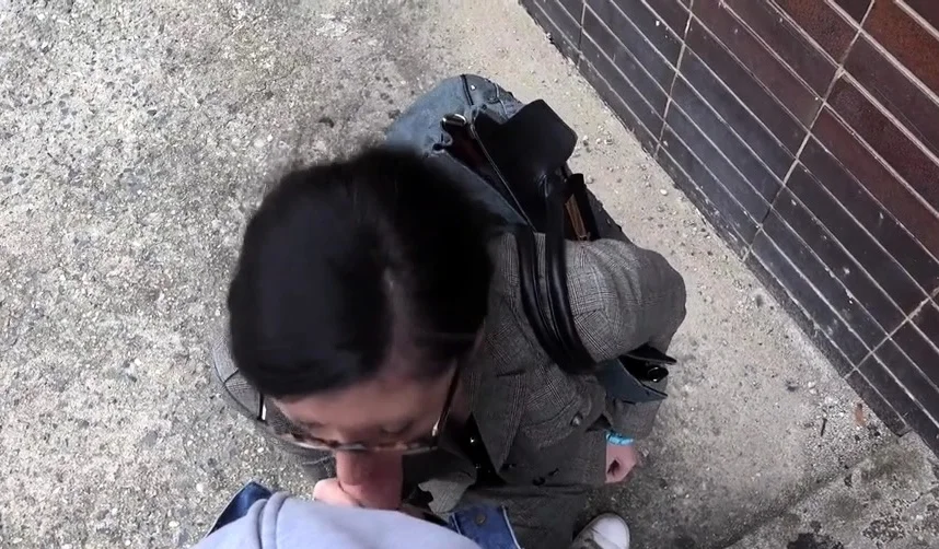 Incredibly Sexy Amateur MILF Blowjob