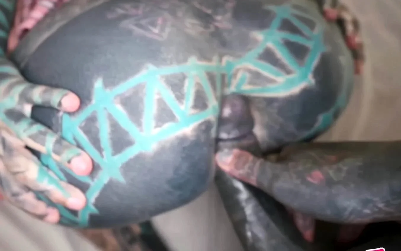 Nerdy tattooed Anuskatzz pov anal fuck