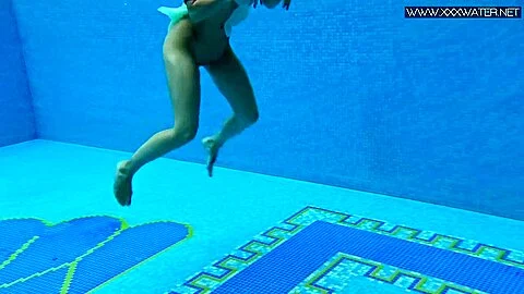 Underwater Classic Porn With Lizi Vogue