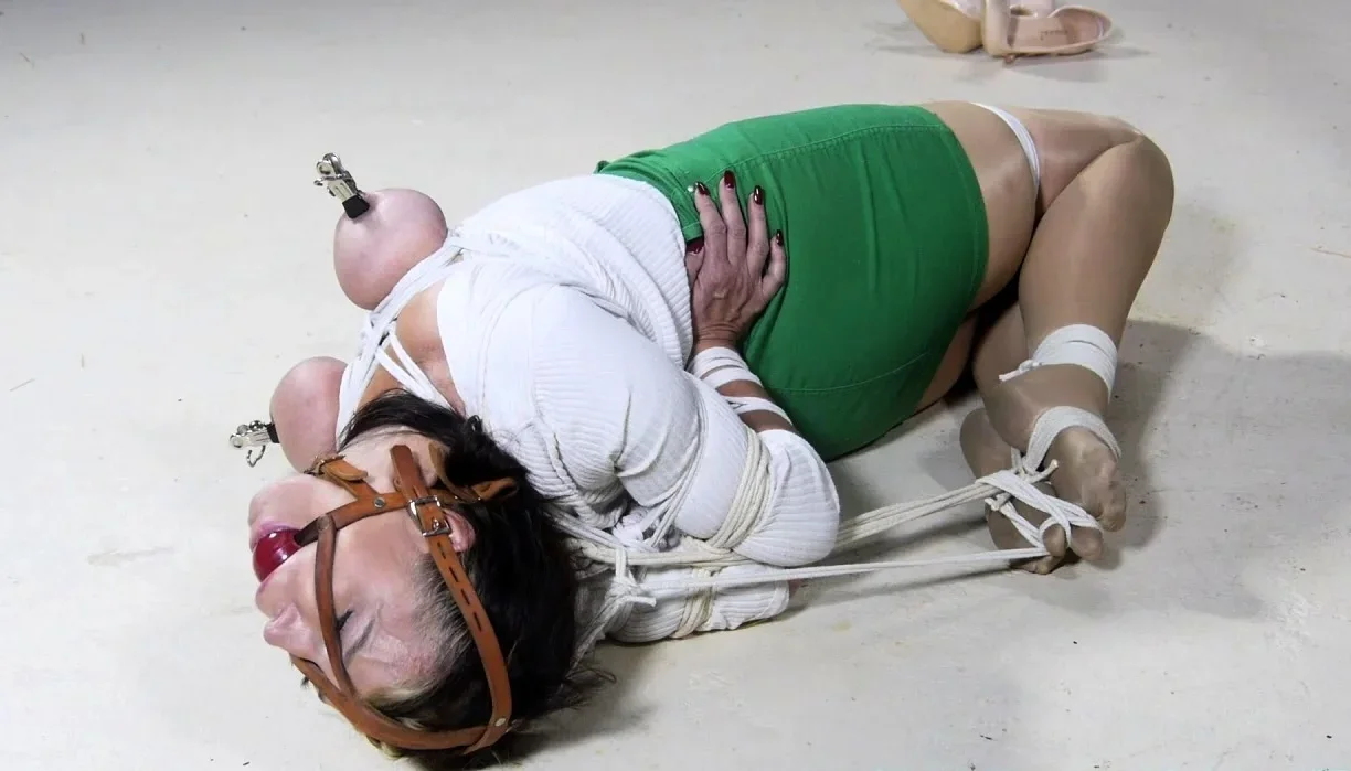 Hot Brunette BDSM and Awesome 69 Oral Fuck by