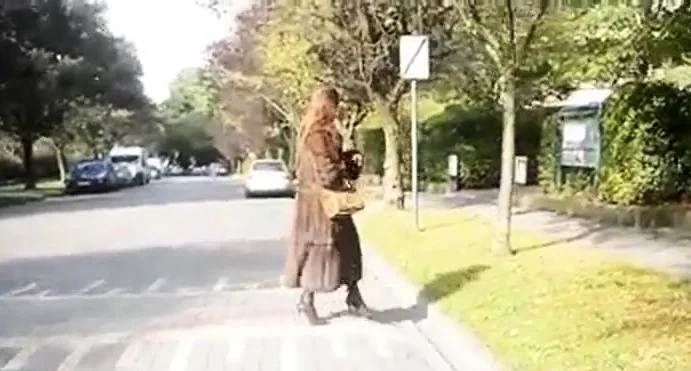 exhibe dans la rue nue sous son manteau