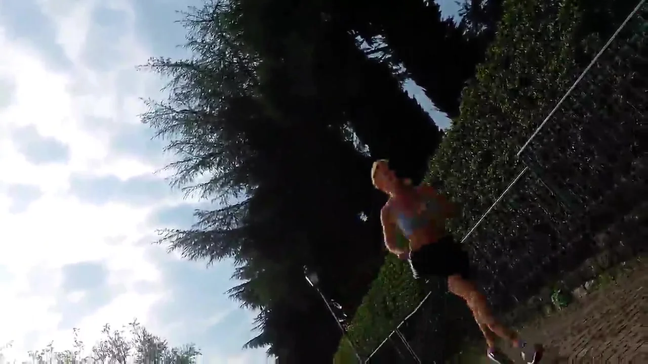 Jogger with bouncing tits !!