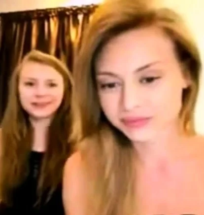 2 superbes soeurs s'amusent devant leur webcam