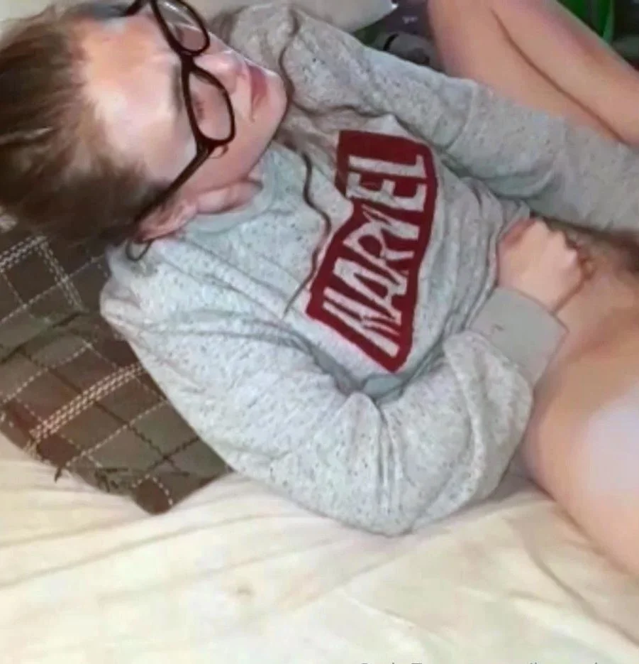Katie amateur brunette girl toying pussy with a vibrator