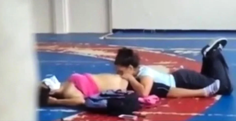 deux coquines surprise au gymnase