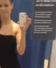 Geile Sau befummelt sich in der Umkleidekabine!