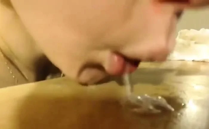 sexy teen sloppy head and spit play on cam