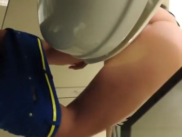 Girl in blue shorts take a piss