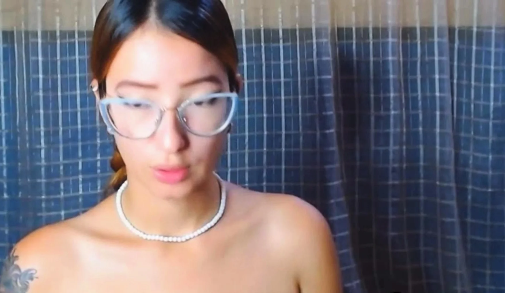 Nasty Babe Nails Her Creamy Pussy