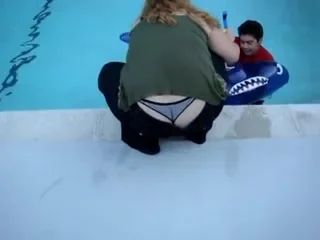 tanga en la piscina