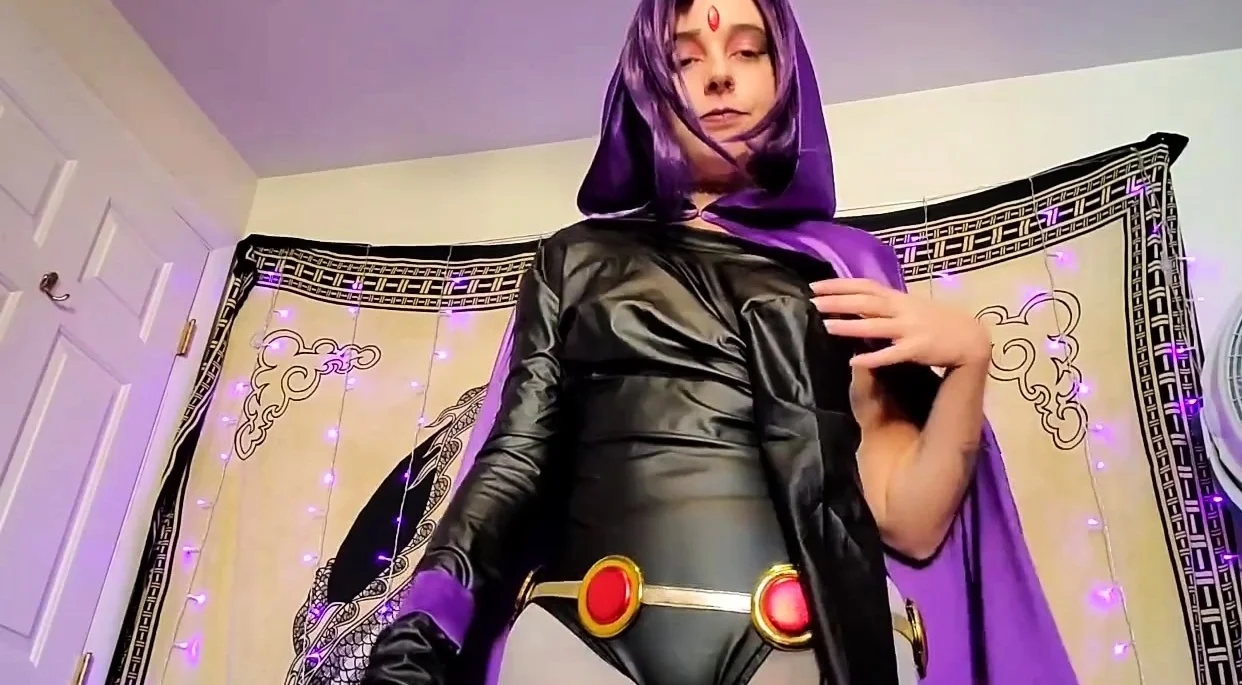 Raven from ttg shows off her tits