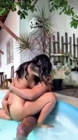 Samara Andrade morena deliciosa fodendo na piscina